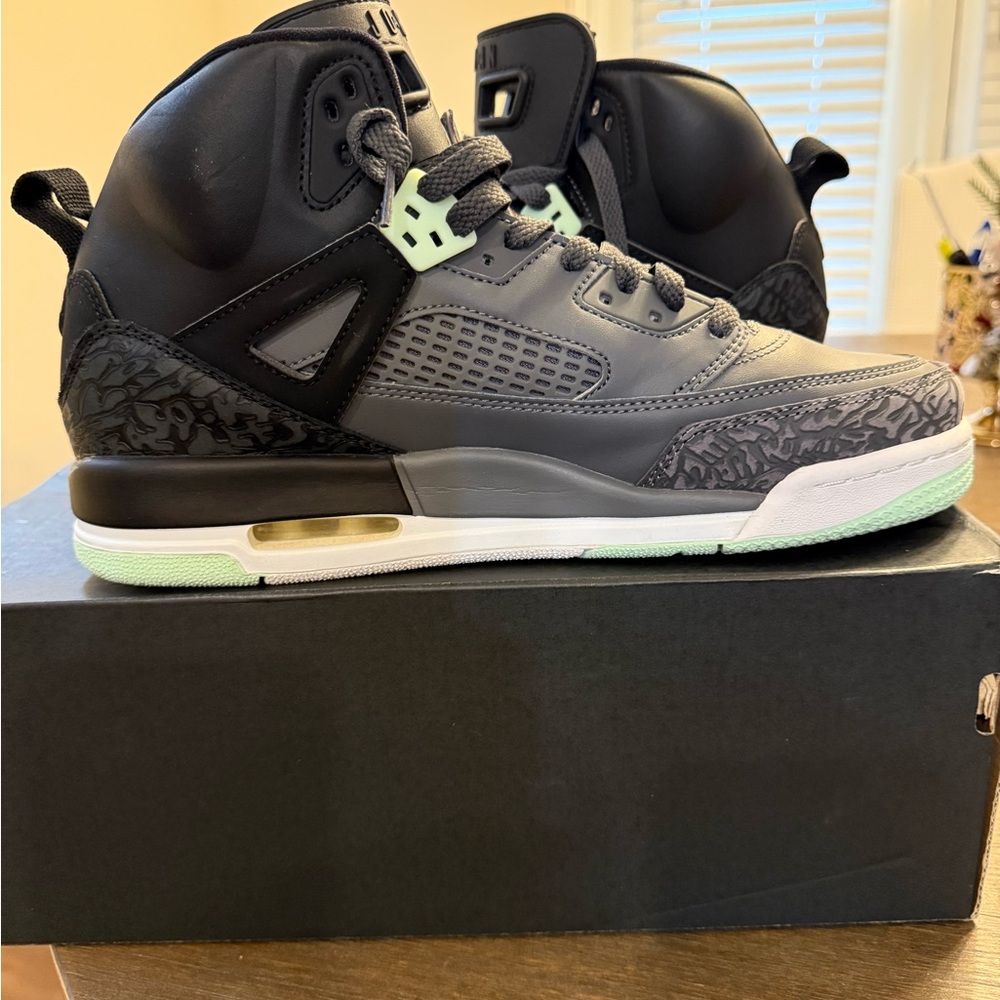 Black and Gray Sneakers Jordan Nike Spizike
